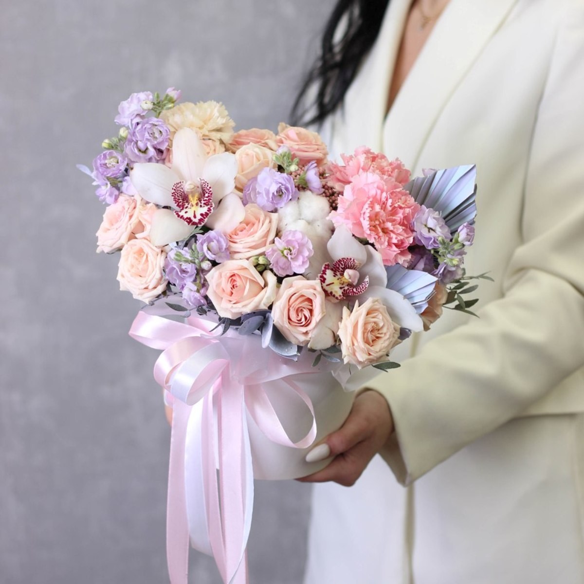 Букет в шляпной коробке с орхидеей